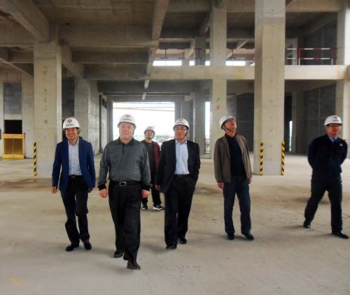 陜煤集團(tuán)總經(jīng)理助理、建設(shè)集團(tuán)聯(lián)合黨委書(shū)記、董事長(zhǎng)寧興剛“雙節(jié)”期間深入澄合分公司中科遙感工地慰問(wèn)施工一線的干部職工