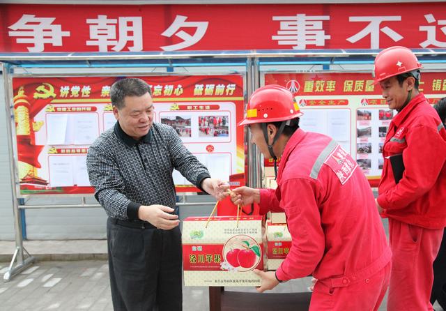 陜煤集團(tuán)總經(jīng)理助理、建設(shè)集團(tuán)聯(lián)合黨委書(shū)記、董事長(zhǎng)寧興剛一行深入礦建二公司冶坪項(xiàng)目部慰問(wèn)一線職工