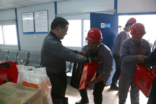 陜煤集團(tuán)總經(jīng)理助理、建設(shè)集團(tuán)聯(lián)合黨委書(shū)記、董事長(zhǎng)寧興剛一行深入基層慰問(wèn)一線員工