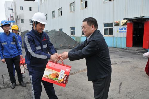 陜煤集團(tuán)總經(jīng)理助理、建設(shè)集團(tuán)聯(lián)合黨委書(shū)記、董事長(zhǎng)寧興剛一行節(jié)日期間深入洗選煤運(yùn)營(yíng)公司基層慰問(wèn)一線員工