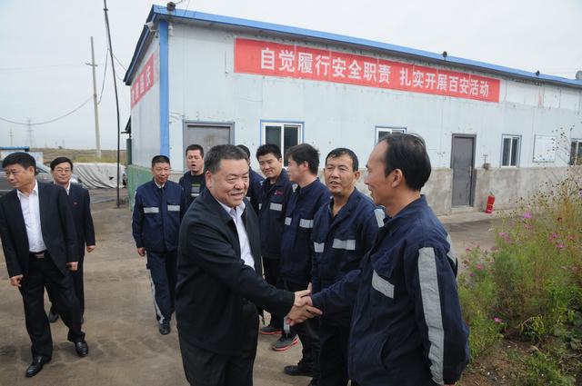 陜煤集團(tuán)總經(jīng)理助理、建設(shè)集團(tuán)聯(lián)合黨委書(shū)記、董事長(zhǎng)寧興剛一行深入掘進(jìn)公司紅柳林項(xiàng)目部走訪慰問(wèn)
