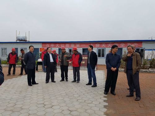 陜煤集團總經(jīng)理助理、建設(shè)集團聯(lián)合黨委書記、董事長寧興剛一行蒞臨韓城分公司榆北煤業(yè)公司小保當?shù)V施工現(xiàn)場和大家一起過中秋