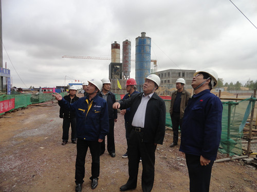 陜煤集團總經(jīng)理助理、建設(shè)集團聯(lián)合黨委書記、董事長寧興剛一行中秋節(jié)深入曹家灘項目工地視察慰問
