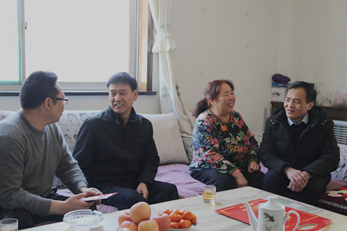 建設(shè)集團(tuán)聯(lián)合黨委副書記、紀(jì)委書記、工會(huì)主席侯本英走訪慰問機(jī)電安裝公司困難職工