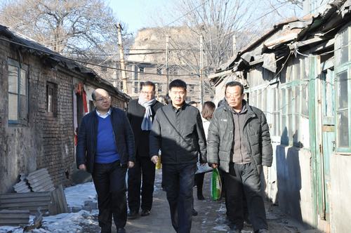 建設(shè)集團(tuán)聯(lián)合黨委副書記、紀(jì)委書記、工會(huì)主席侯本英 為韓城分公司困難職工送來春節(jié)祝福