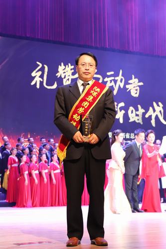 礦建二公司經(jīng)理白鳳忠榮獲陜煤集團(tuán)“勞動(dòng)模范”稱號