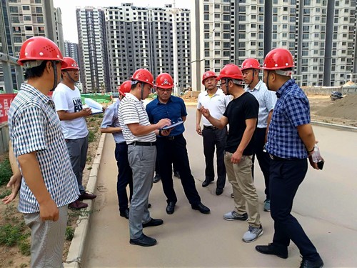 王明智深入銅煤1#、2#號(hào)小區(qū)施工現(xiàn)場檢查指導(dǎo)工作