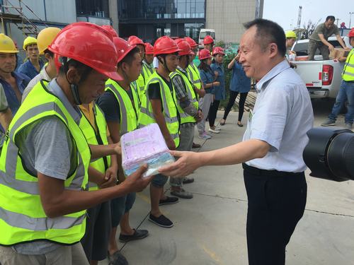 西安航天基地管委會(huì)“送清涼”小組慰問澄合分公司一線人員