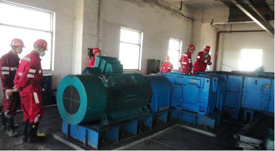 榆北煤業(yè)公司總經(jīng)理石增武深入機電安裝公司施工一線開展調研