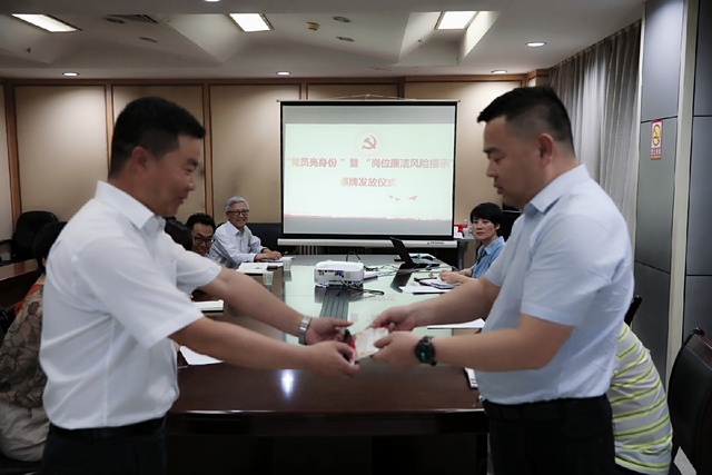 亮身份，陜煤建設(shè)路橋分公司黨員干部在行動(dòng)！