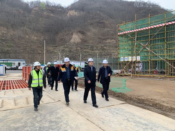 陜西彬長(zhǎng)集團(tuán)有限公司董事長(zhǎng)、黨委書記一行蒞臨陜煤建設(shè)天工公司承建的儲(chǔ)煤倉工地檢查指導(dǎo)工作