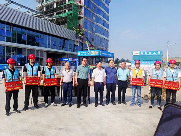 中電科西北公司副總經(jīng)理薛敏蒞臨北斗項(xiàng)目開(kāi)展“送清涼”慰問(wèn)活動(dòng)