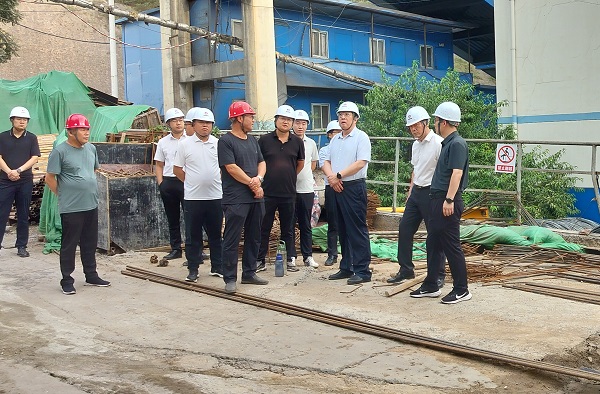 彬長(zhǎng)集團(tuán)黨委書記、董事長(zhǎng)白永明一行深入陜煤建設(shè)渭南分公司第三項(xiàng)目部檢查指導(dǎo)