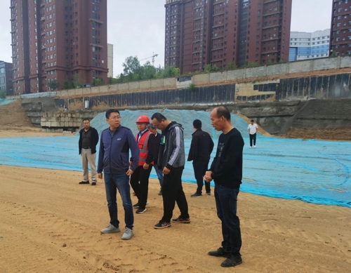 榆林市城市投資房地產(chǎn)開發(fā)有限公司執(zhí)行董事、總經(jīng)理徐鯤一行蒞臨榆溪圣境項(xiàng)目檢查指導(dǎo)工作
