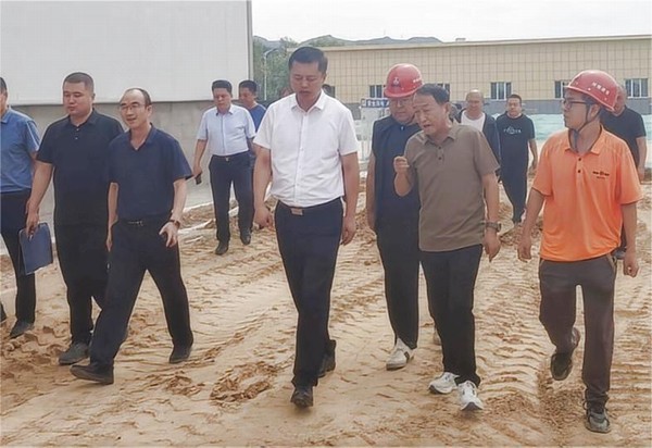 綏德縣縣委副書(shū)記、縣長(zhǎng)王誠(chéng)一行蒞臨陜煤建設(shè)路橋分公司綏德縣第二凈水廠工程調(diào)研