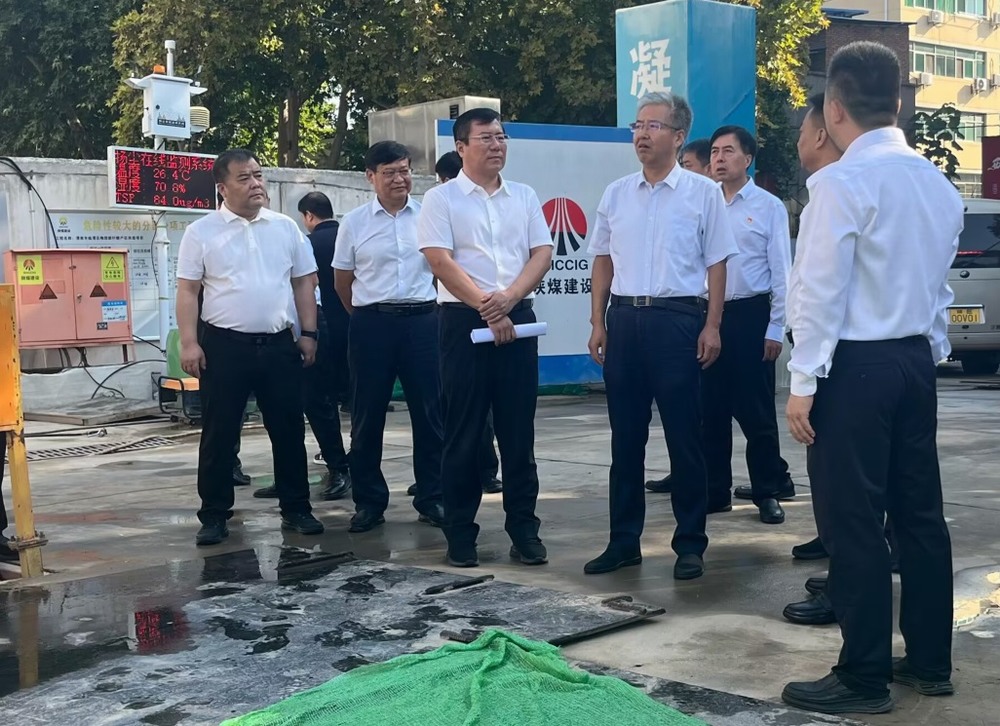 渭南市委副書記、市長陳曉勇一行蒞臨陜煤建設(shè)渭南分公司承建的梅園新村項目督導(dǎo)檢查工作