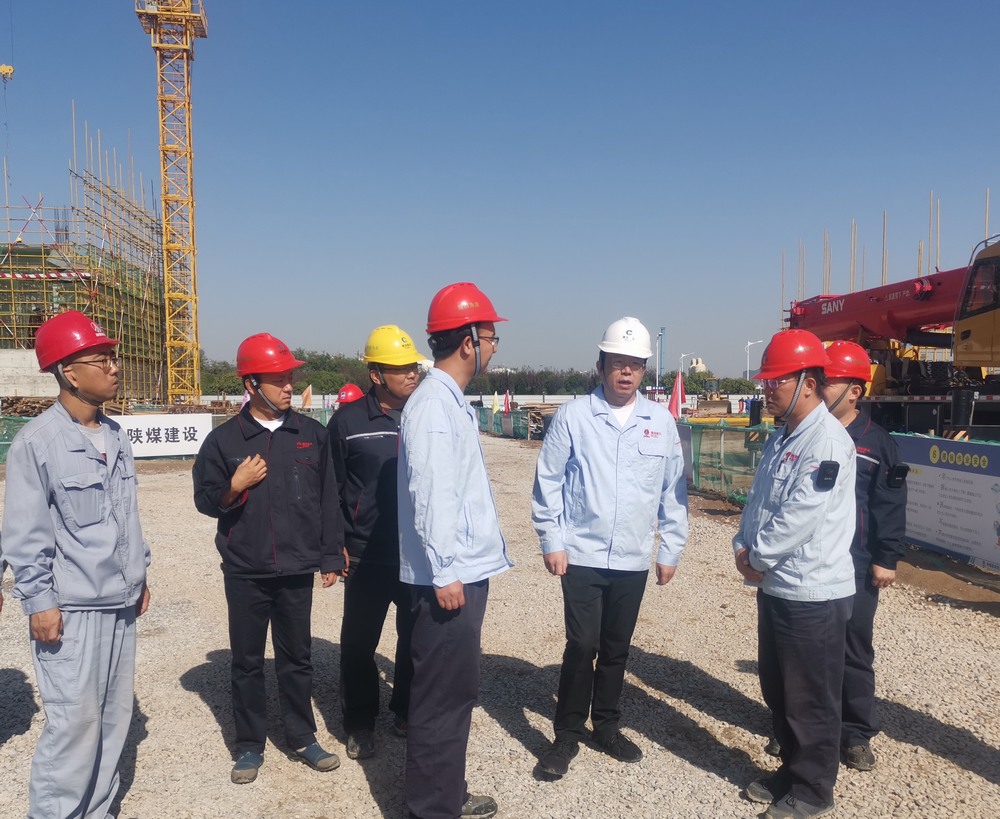 蒲城清潔能源化工有限責(zé)任公司黨委書記、董事長(zhǎng)封建利一行深入陜煤建設(shè)天工公司基層項(xiàng)目部檢查指導(dǎo)