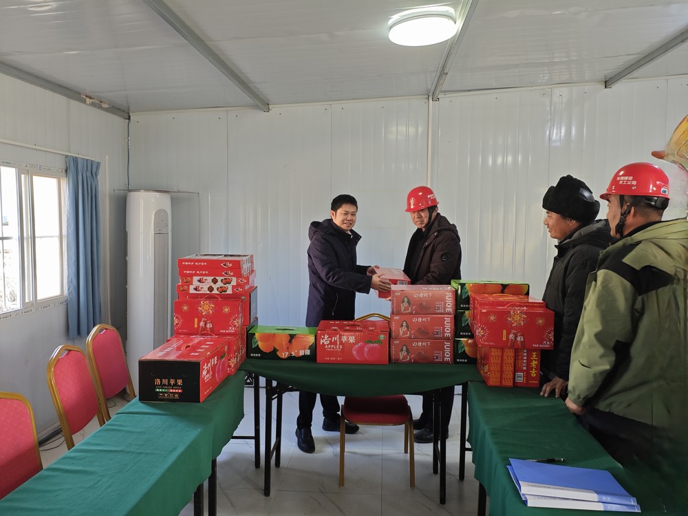 陜西彬長文家坡礦業(yè)有限公司副總經(jīng)理、總工程師王飛深入天工公司基層項目部慰問