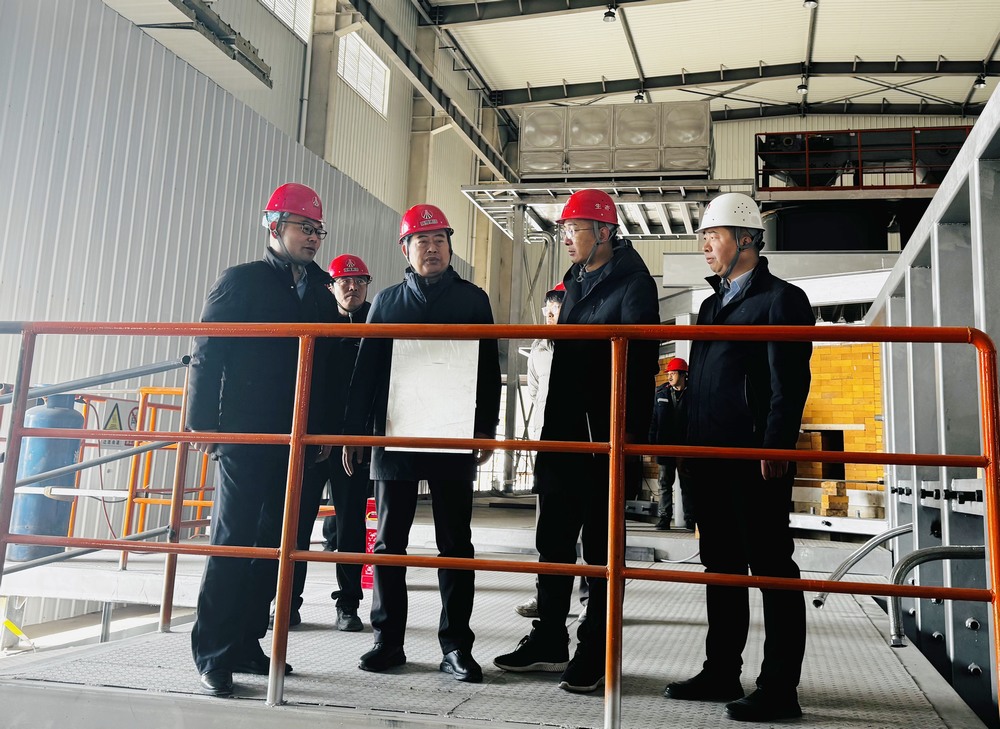 陜西建材科技集團黨委書記、董事長、總經(jīng)理周紅深入天工公司基層項目部進行慰問