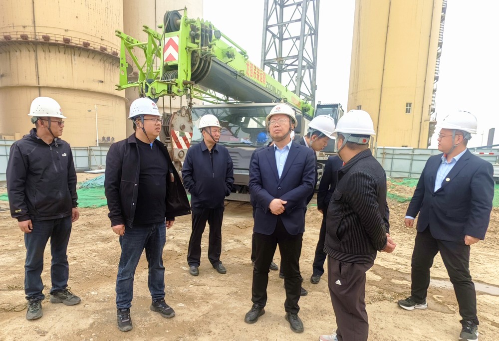 陜西陜煤榆北煤業(yè)有限公司黨委委員、副總經(jīng)理黃永安一行深入天工公司基層項目檢查指導(dǎo)