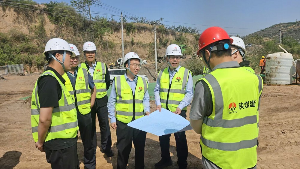 陜西省煤層氣開發(fā)利用有限公司董事、總經(jīng)理張世宏一行深入天工公司基層項目檢查指導