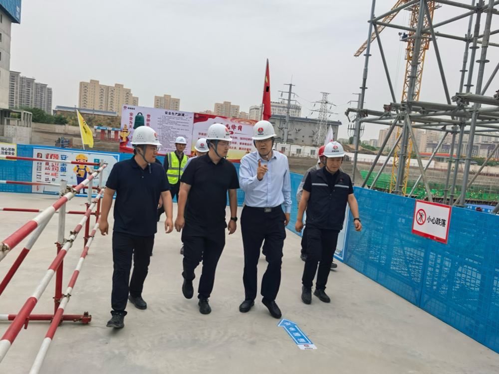 陜煤實業(yè)集團副總經(jīng)理張四棟深入天工 公司基層項目檢查指導