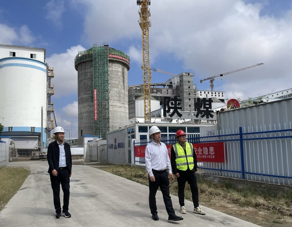 陜西小保當?shù)V業(yè)有限公司副總經(jīng)理劉朕中一行深入天工公司基層項目開展端午節(jié)安全專項檢查