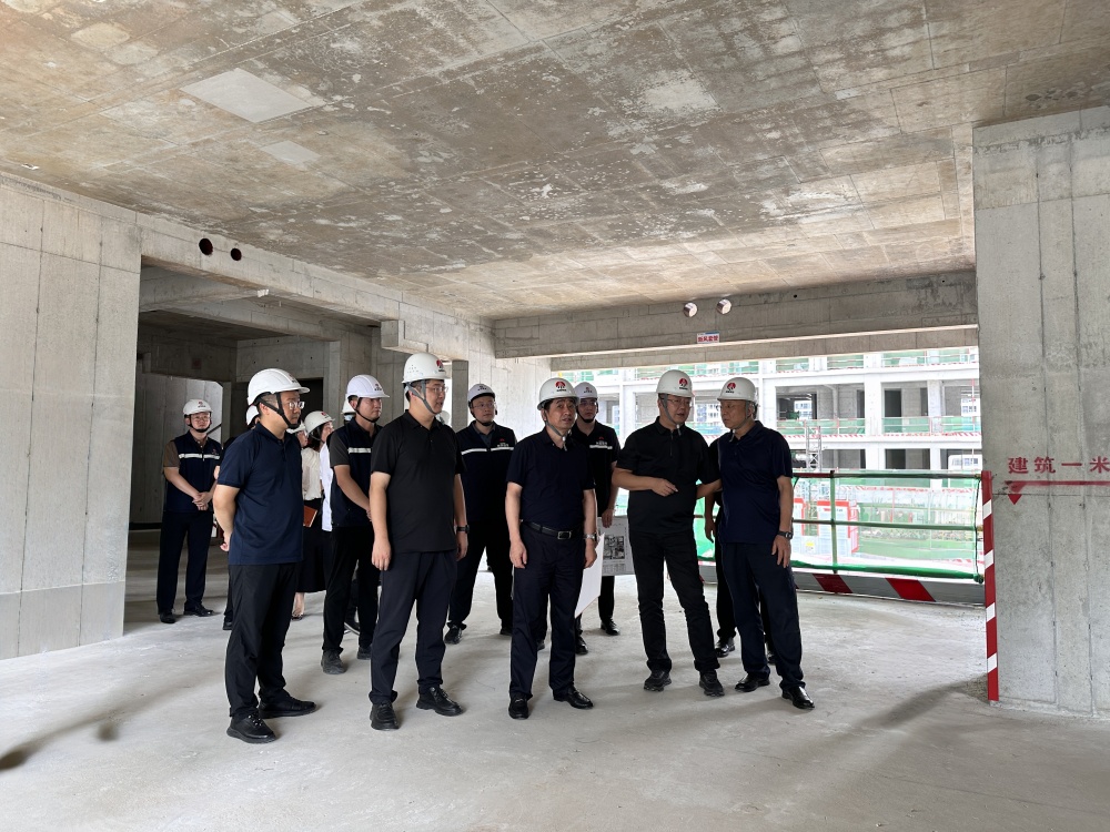 陜煤實業(yè)集團黨委書記、董事長、總經(jīng)理胡守平深入天工公司基層項目檢查指導