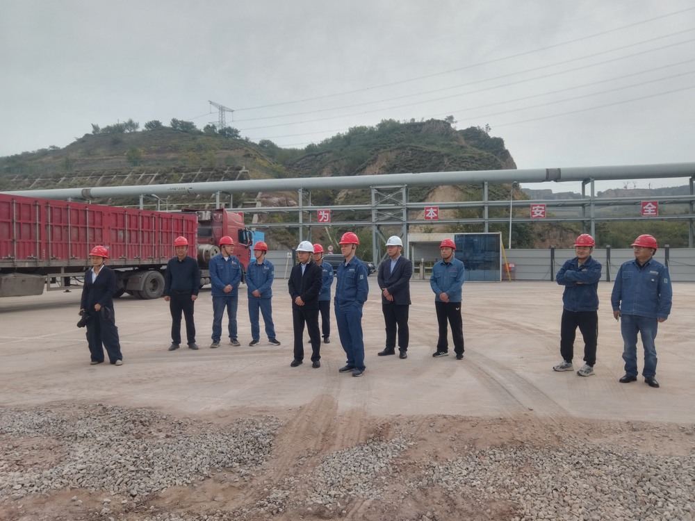 陜煤集團(tuán)府谷能源開發(fā)有限公司黨委書記、 董事長李寧蒞臨陜西新元潔能有限公司電石廠電池儲能調(diào)峰項(xiàng)目檢查指導(dǎo)工作