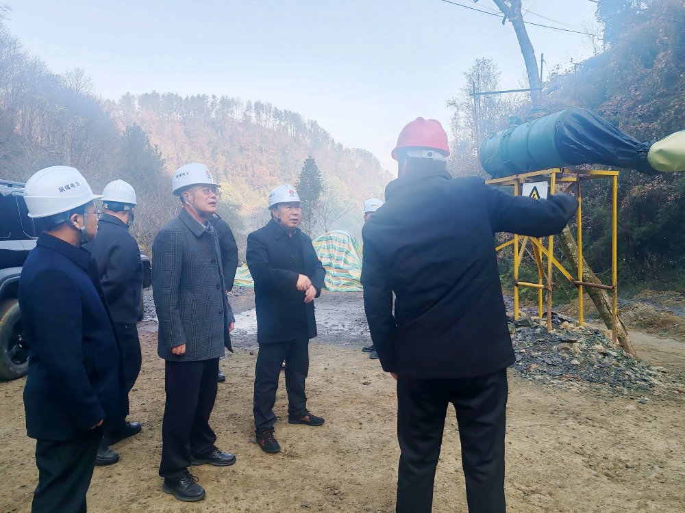 陜煤集團(tuán)總經(jīng)理助理、陜煤電力集團(tuán)黨委書記、董事長馮平安一行深入西鄉(xiāng)抽蓄電站勘探平硐項(xiàng)目現(xiàn)場檢查指導(dǎo)前期準(zhǔn)備工作